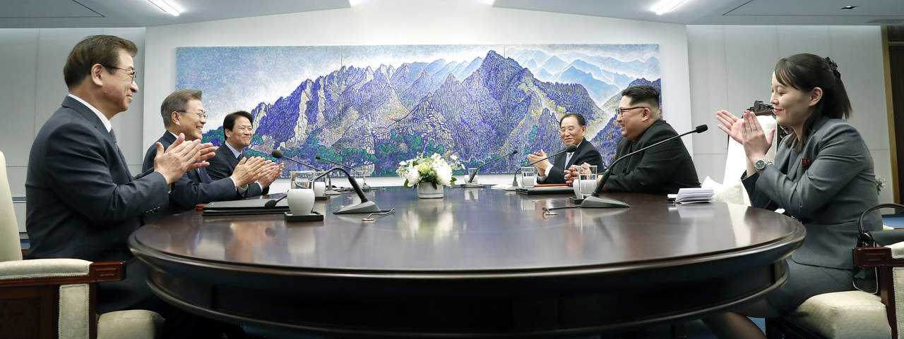 Kim y Moon estuvieron reunidos durante aproximadamente una hora y media en la Peace House, un edificio situado en el lado sur de la zona de seguridad conjunta, y a continuación los líderes y sus delegaciones se dirigieron a lugares diferentes. (AP)