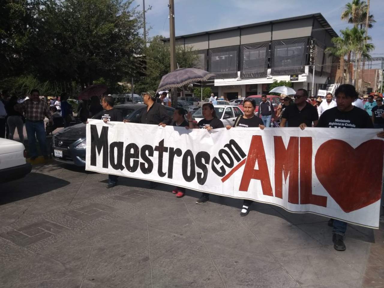 Previo al mitin del candidato a la presidencia de México, Andrés Manuel López Obrador, en la Plaza Mayor de Torreón, el Movimiento Magisterial de Coahuila marchó ayer por las calles de la ciudad en apoyo al aspirante. (EL SIGLO DE TORREÓN)