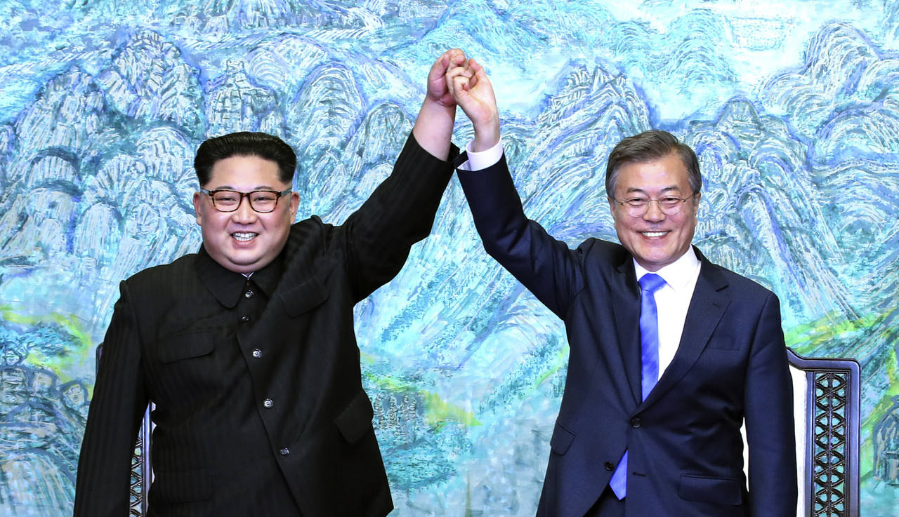 Histórico. Kim (Izq.) y Moon celebraron la primera cumbre intercoreana en once años. (AP)
