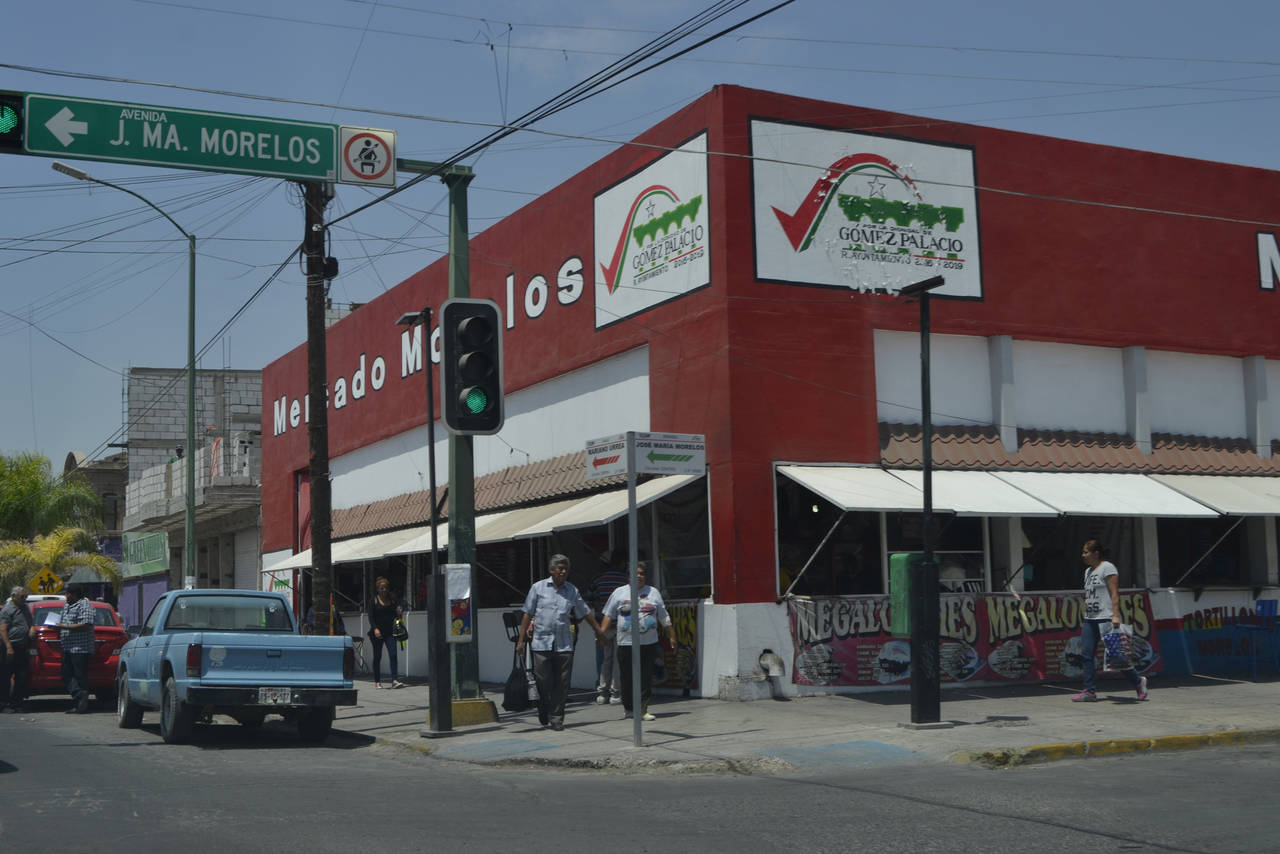 Recibo. Comerciantes del Mercado Morelos tienen pendiente pago de 110 mil pesos al Sideapa. (CLAUDIA LANDEROS)