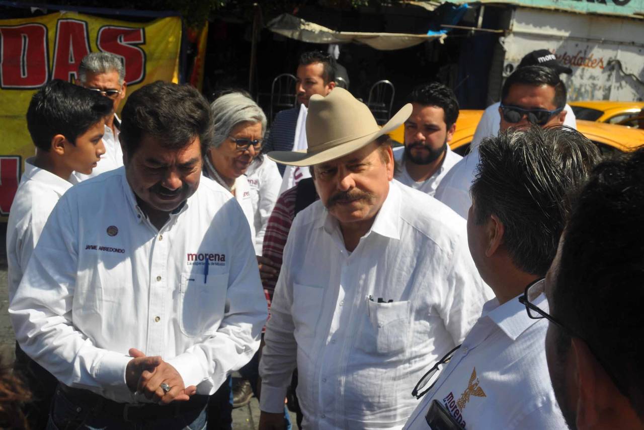 Campaña. Ayer por la mañana, el candidato a senador, Armando Guadiana recorrió el sector Alianza de Torreón. (GUADALUPE MIRANDA)