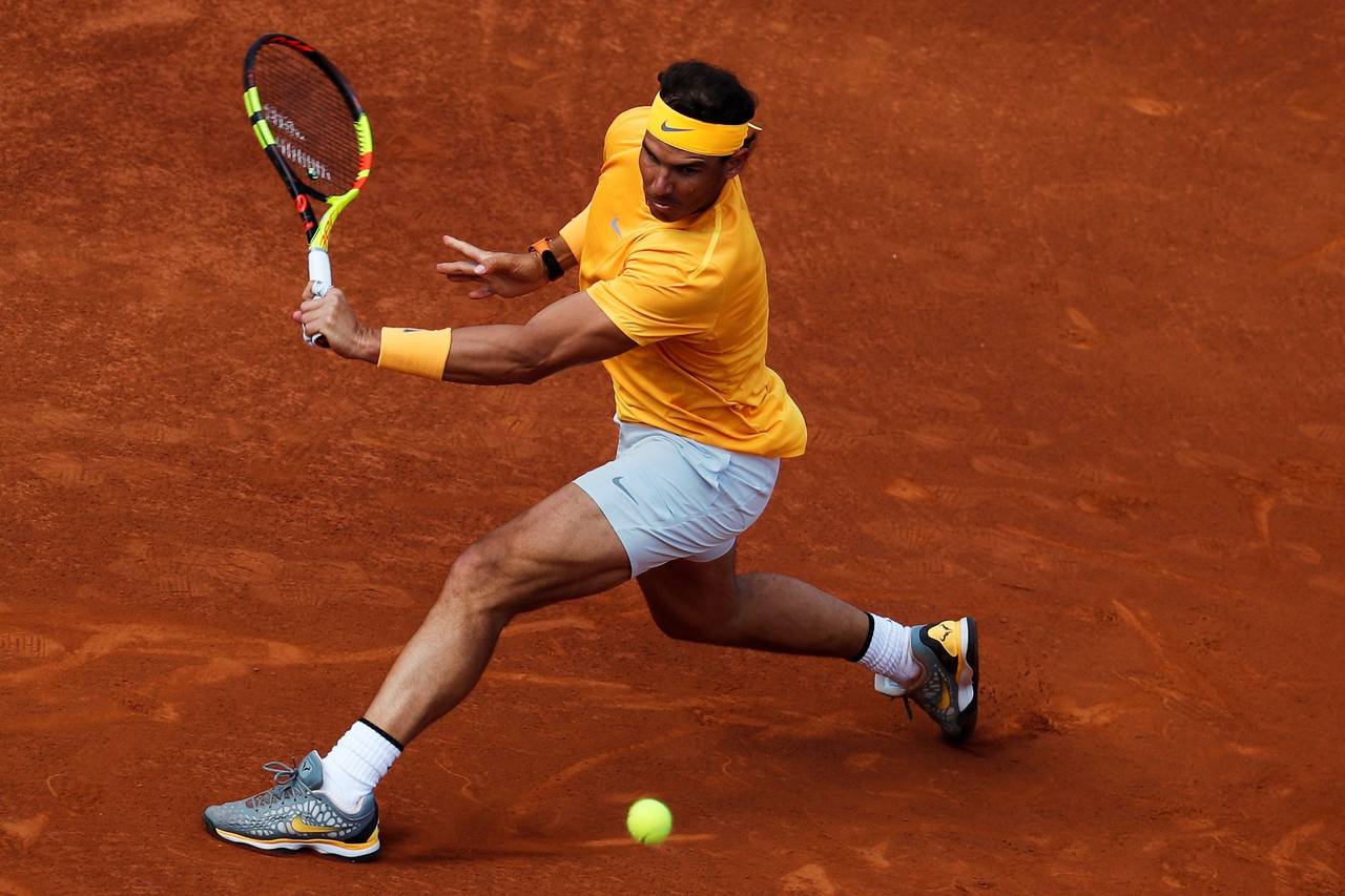 Rafael Nadal continúa con su racha sin perder un set en arcilla y derrotó ayer 6-0, 7-5 para avanzar a las semifinales en Barcelona. (EFE)