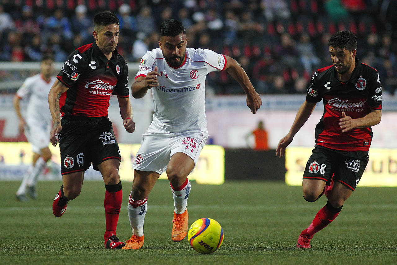 Damián Pérez (i), del Tijuana, y Jorge Sartiaguin, del Toluca, durante el juego de la Jornada 17 en el Estadio Caliente. (Jam Media)