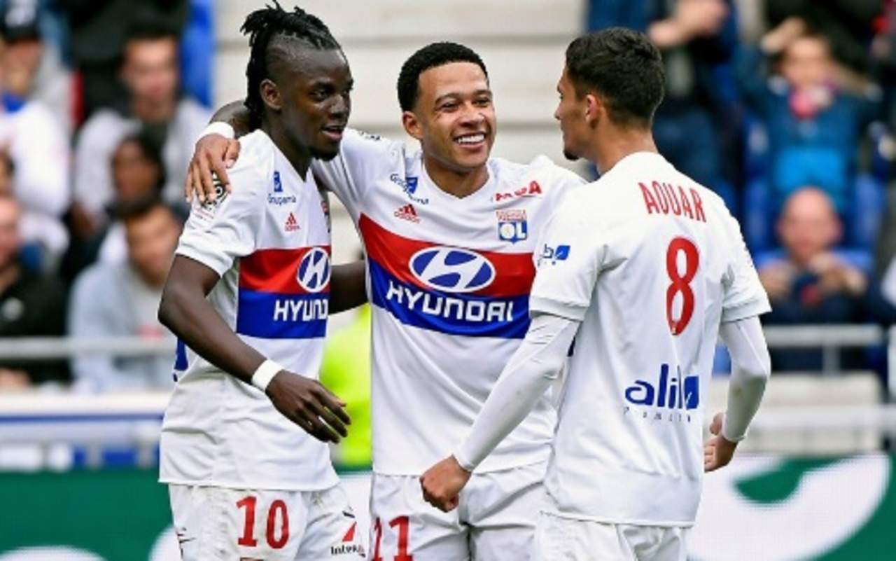 Jugadores de Lyon celebran uno de los tantos en la victoria de Lyon 2-0 sobre Nantes. (Especial)