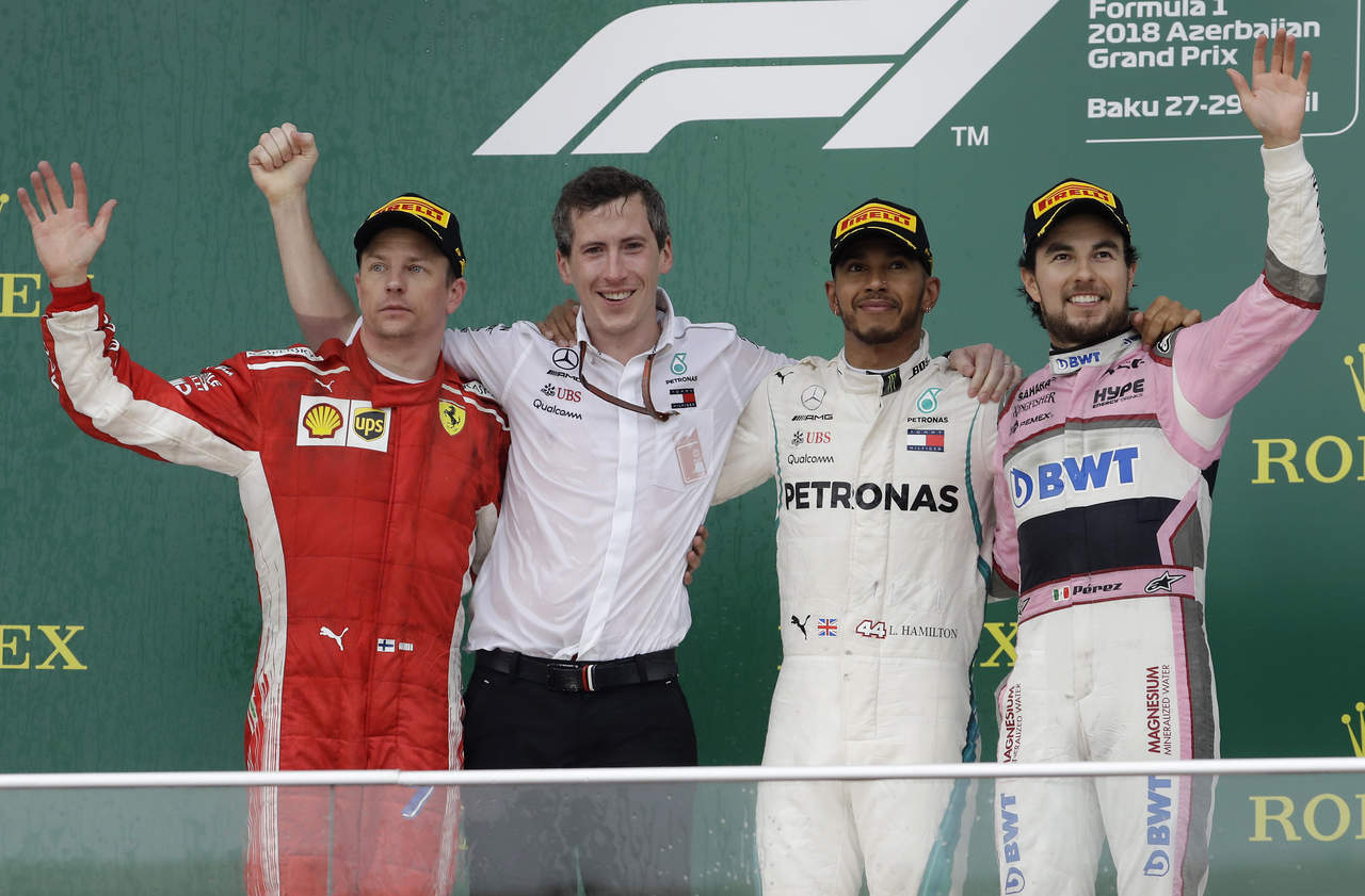 El mexicano posa junto a Hamillton y Raikkonen en el podio del GP en Azerbaiyán.