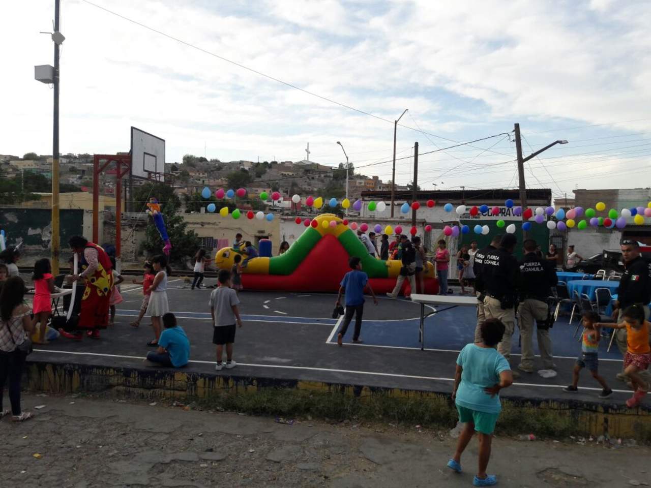 Fuerza Coahuila festeja a los niños de la colonia Durangueña