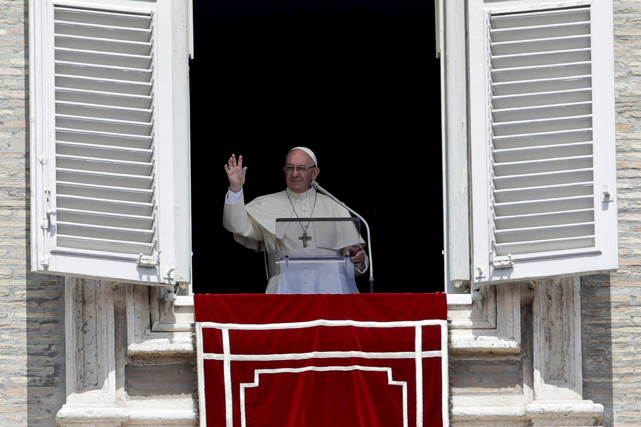 El Papa dió su bendición desde la ventana de su estudio. (AP)
