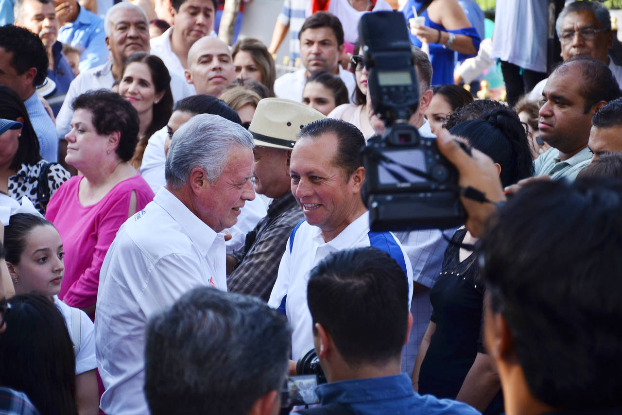 Seguro. Según Jorge Zermeño seguirá siendo alcalde de Torreón las 24 horas del día. Pero después de las 4 pedirá el voto. (FERNANDO COMPEÁN)