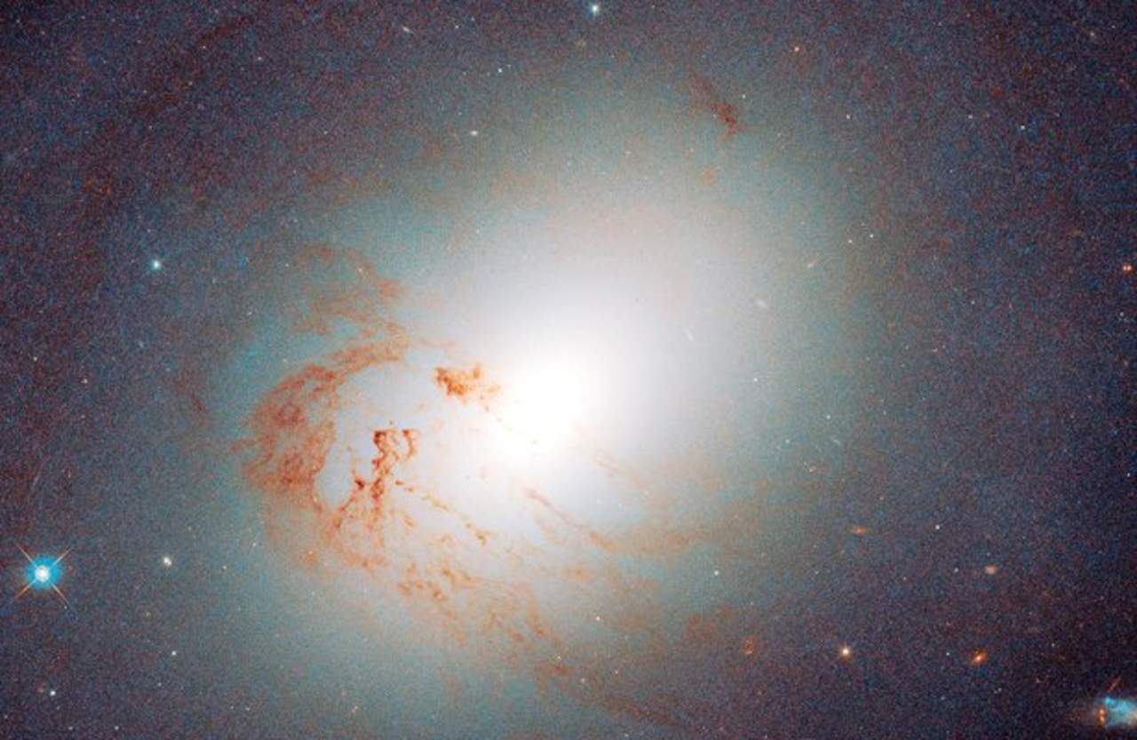 Las galaxias lenticulares se ubican entre los tipos espiral y elíptico, poseen forma de disco, pero ya no forman un gran número de estrellas nuevas, sólo albergan poblaciones de envejecidas, como las elípticas. (ESPECIAL)