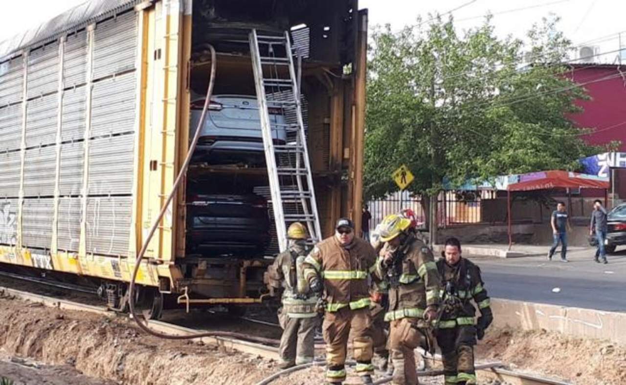 Un vagón de ferrocarril que transportaba 15 vehículos nuevos de exportación, ensamblados en la Planta Ford de Hermosillo se incendió a un kilómetro de la línea internacional, antes de ingresar a Nogales. (TWITTER)