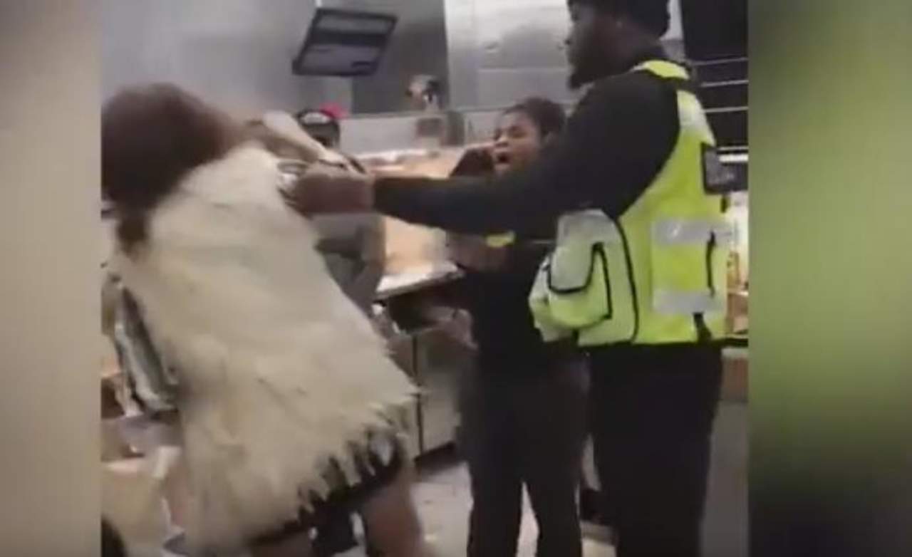 Personal de seguridad intervino para detener la riña entre ambas mujeres (INTERNET) 