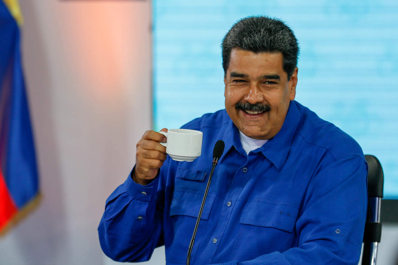 Maduro denunció que unas mafias económicas 'roban al pueblo' cada vez que su Gobierno aprueba aumentos salariales para intentar paliar la hiperinflación que ha mermado el poder adquisitivo de los venezolanos en los últimos meses. (EFE)
