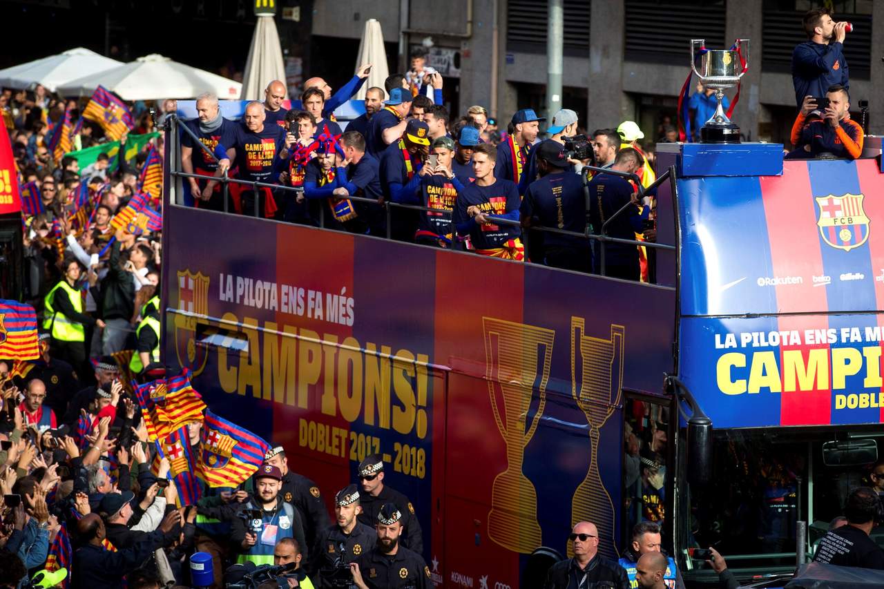 Barcelona celebró frente a miles de aficionados el título de Liga y la Copa del Rey. (EFE)