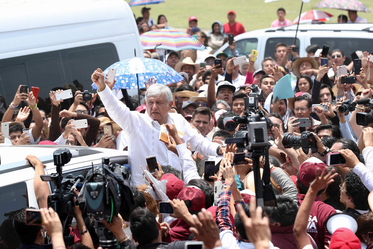 López Obrador expresó que acudió a Orizaba para apoyar a Cuitláhuac García, candidato por la coalición Juntos Haremos Justicia al gobierno de Veracruz, porque no se trata nada más de ganar la Presidencia de la República, sino la gubernatura. (EL UNIVERSAL)