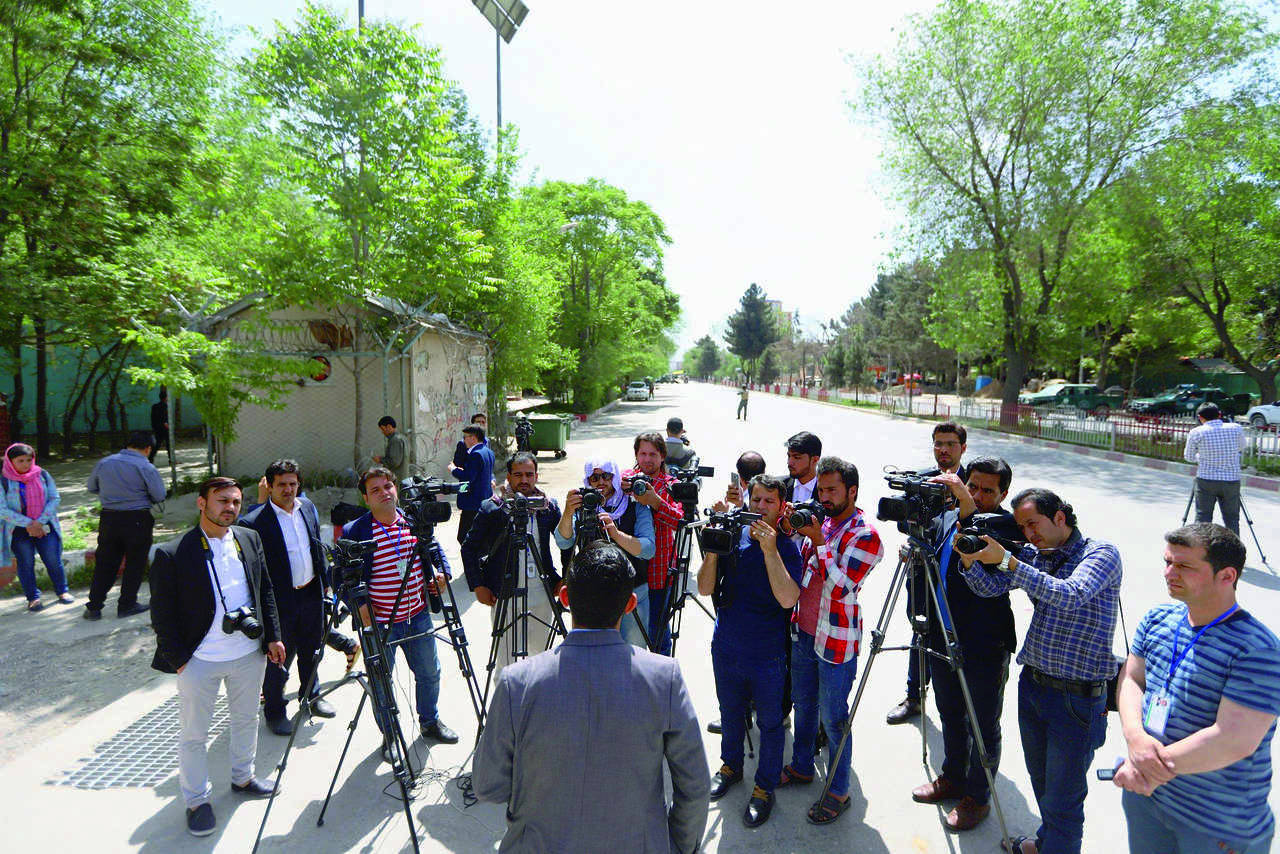 Cobertura. Varios reporteros recababan los datos de la primera explosión en Kabul.
