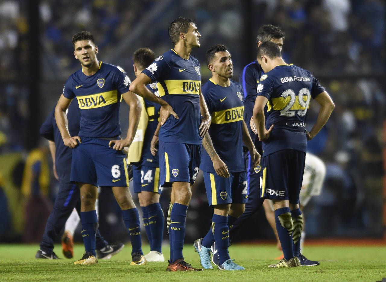 Los jugadores Lisandro Magallán, Paolo Goltz, Carlos Tevez y Leonardo Jara, de izquierda a derecha, del club argentino Boca Juniors. (AP)