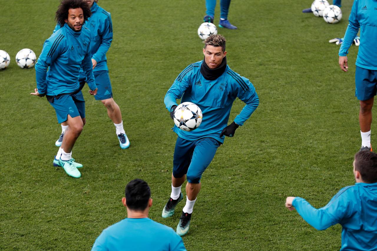 Cristiano Ronaldo, del Real Madrid, durante el entrenamiento de ayer en la Ciudad Deportiva de Valdebebas. (EFE)