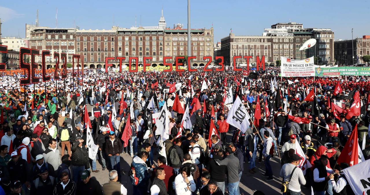 Tradición.  Con la ausencia de Carlos Aceves Del Olmo, presidente de la CTM, miles de sindicalizados celebraron el 1 de mayo. (EL UNIVERSAL)
