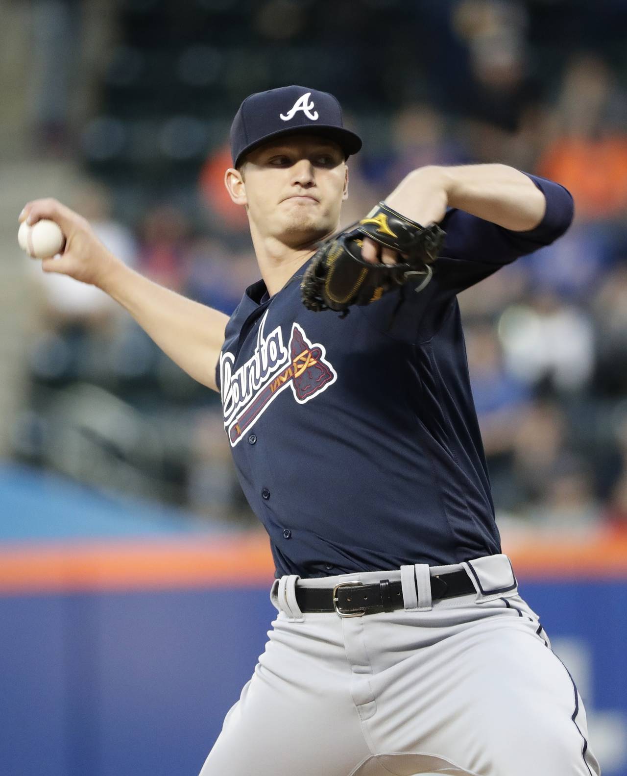 Michael Soroka, de Bravos, hace un lanzamiento en la primera entrada del juego ante los Mets de Nueva York. Mike Soroka debuta con victoria