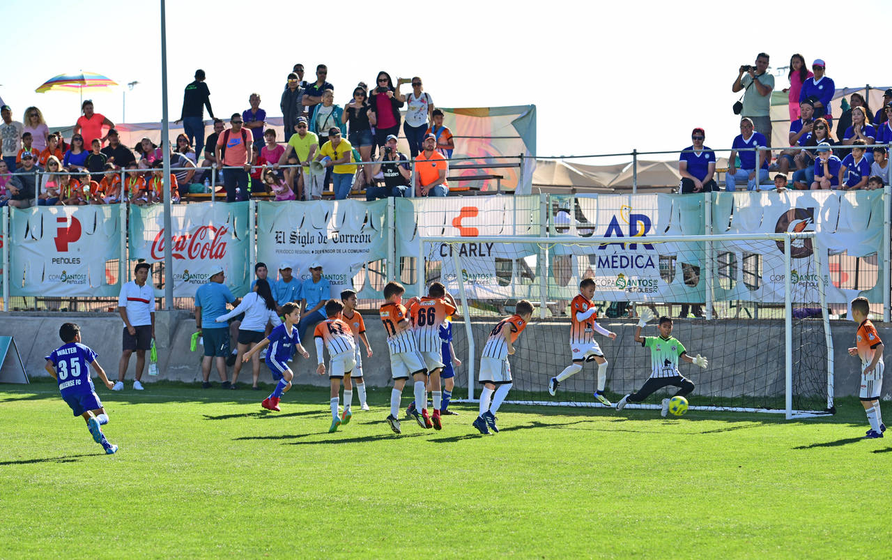 Las emociones continuaron con grandes partidos sobre los diferentes campos de la Comarca Lagunera en los que se desarrolla el internacional torneo de futbol para niños y jóvenes. (Fotografías de Erick Sotomayor)