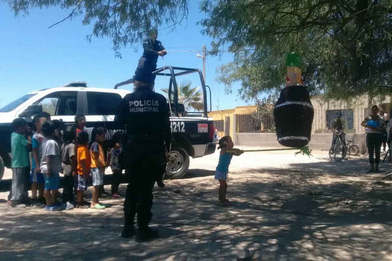 Convivencia. Los policías pasaron una tarde agradable con los menores, por el Día del Niño. (EL SIGLO DE TORREÓN/MARY VÁZQUEZ)