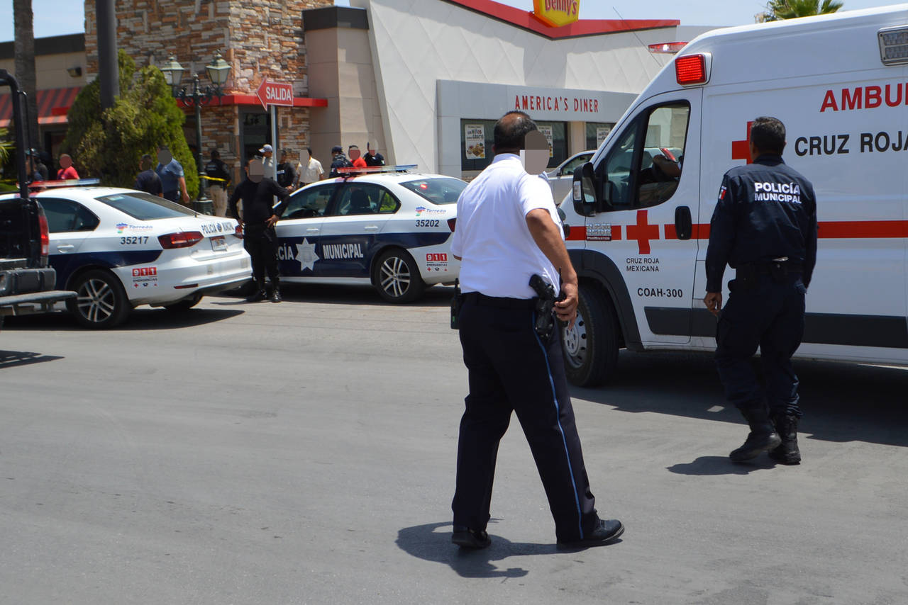 Crímenes. Destacó en el mes de abril la agresión armada que sufrieron dos hombres al salir de un restaurante en Torreón.