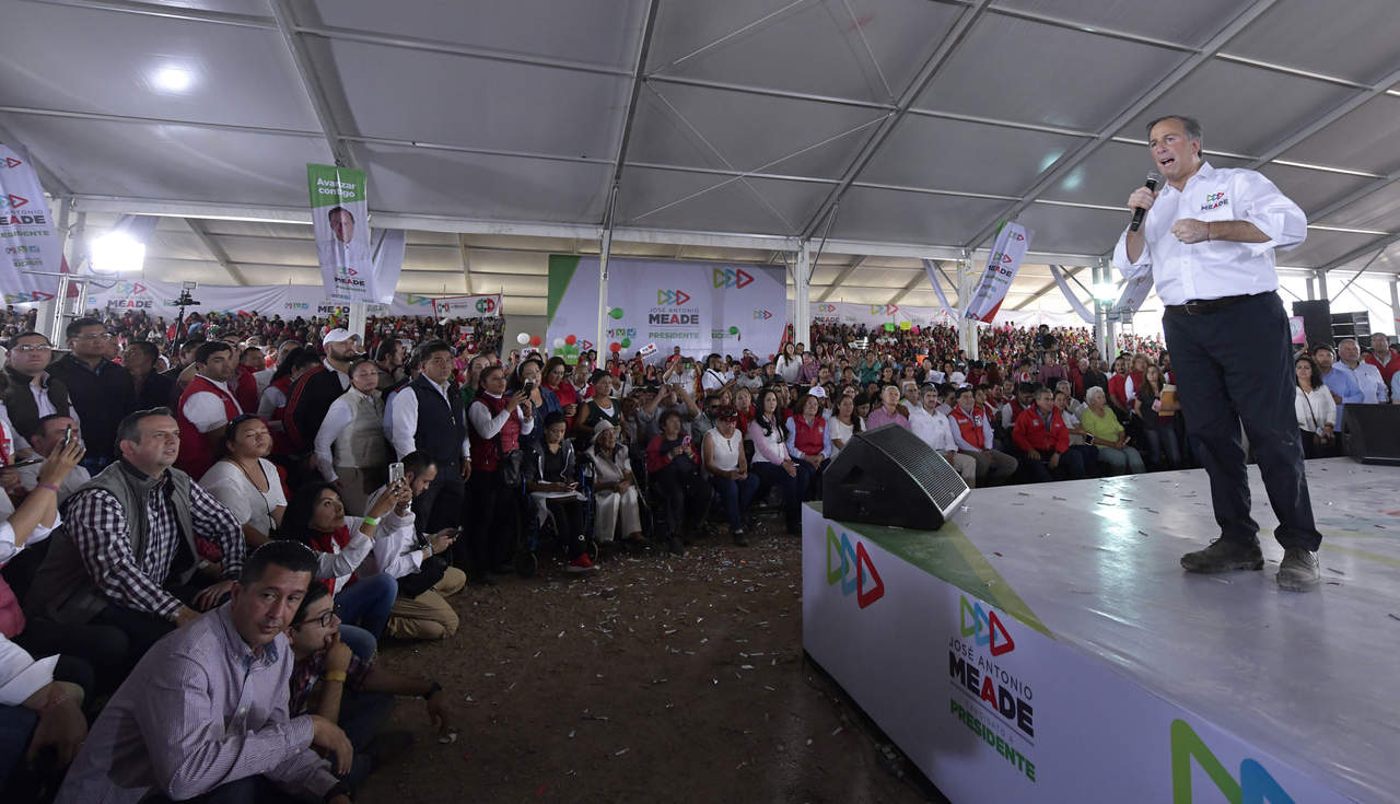 El candidato presidencial de la coalición Todos por México, José Antonio Meade, pidió al priísmo mexiquense no entregarle el país a quien destruya la confianza para generar inversiones, durante su primer acto proselitista en el Edomex. (NOTIMEX)