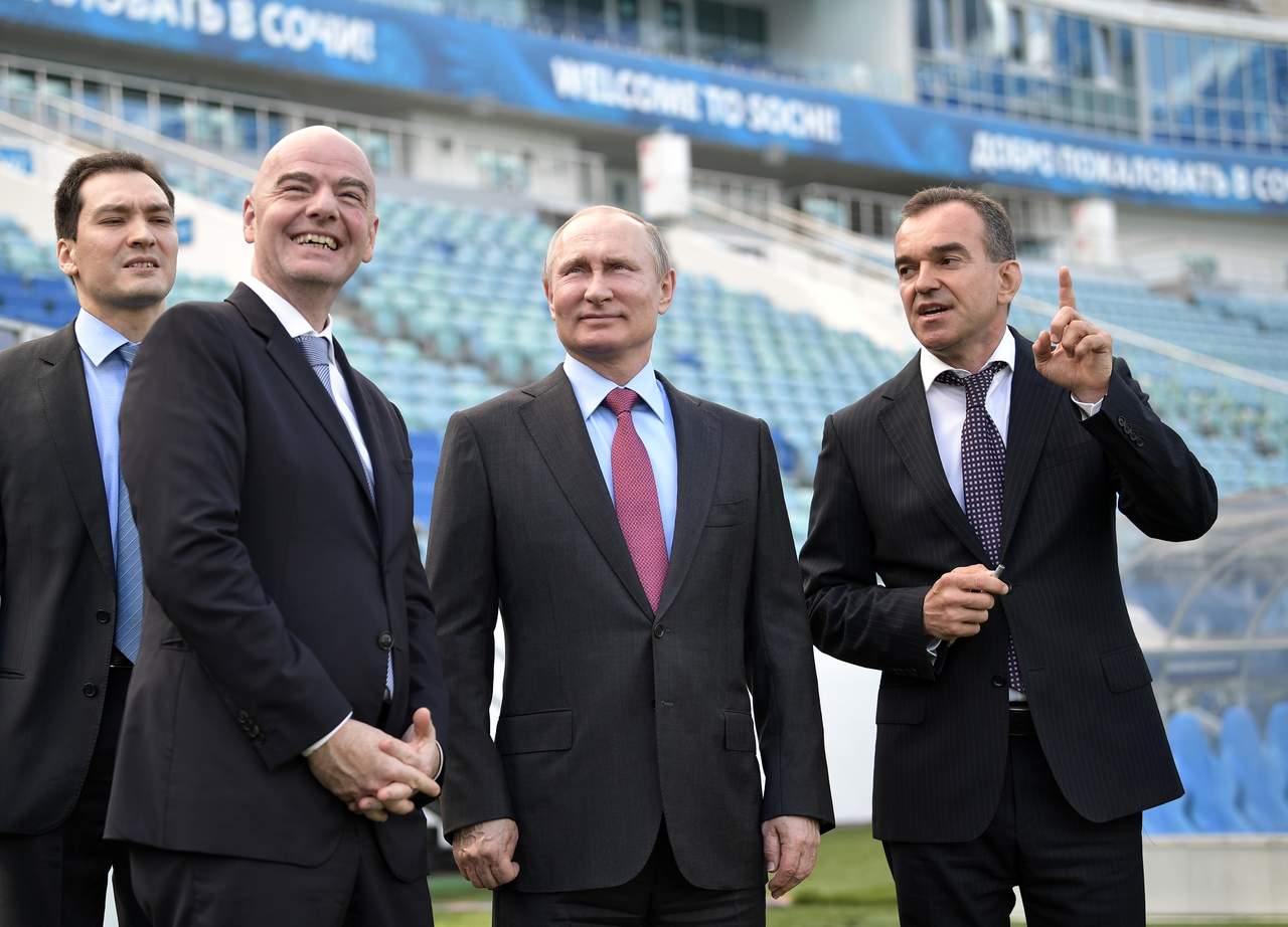 Junto al presidente de la FIFA, Gianni Infantino, el gobernante ruso recorrió las instalaciones de algunos estadios de su país.