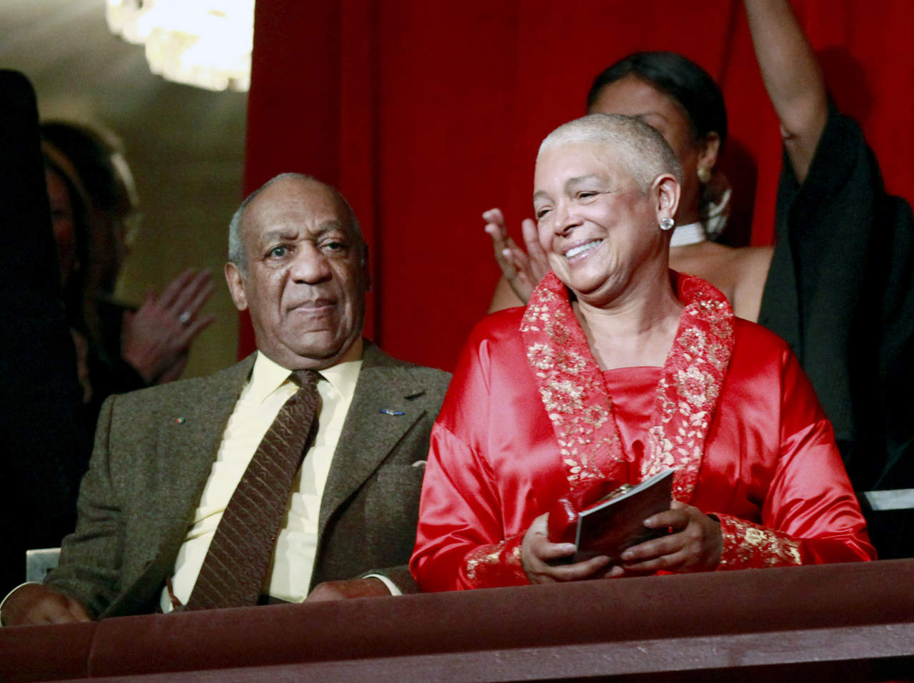La esposa de Bill Cosby reclamó el jueves que se investigue penalmente al fiscal que logró la condena del comediante de 80 años. (ARCHIVO)