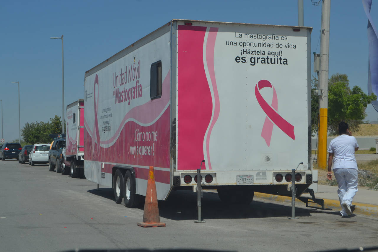 Servicio. La unidad móvil de mastografía de la Secretaría de Salud se encuentra ubicada al exterior del Hospital General de Torreón. (EL SIGLO DE TORREÓN)