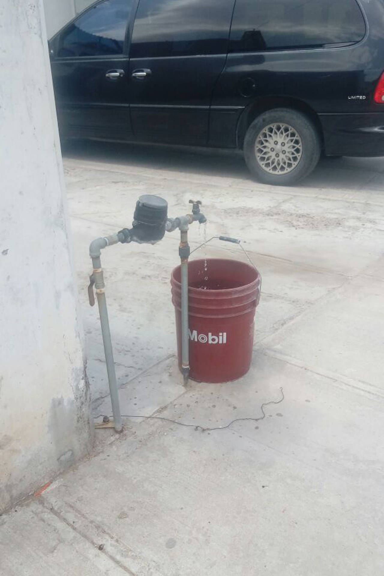 Poquita. Simas Rural informa que vecinos de Sol de Oriente tenían agua poquita en las llaves de afuera. Pero sin presión. (EL SIGLO DE TORREÓN)