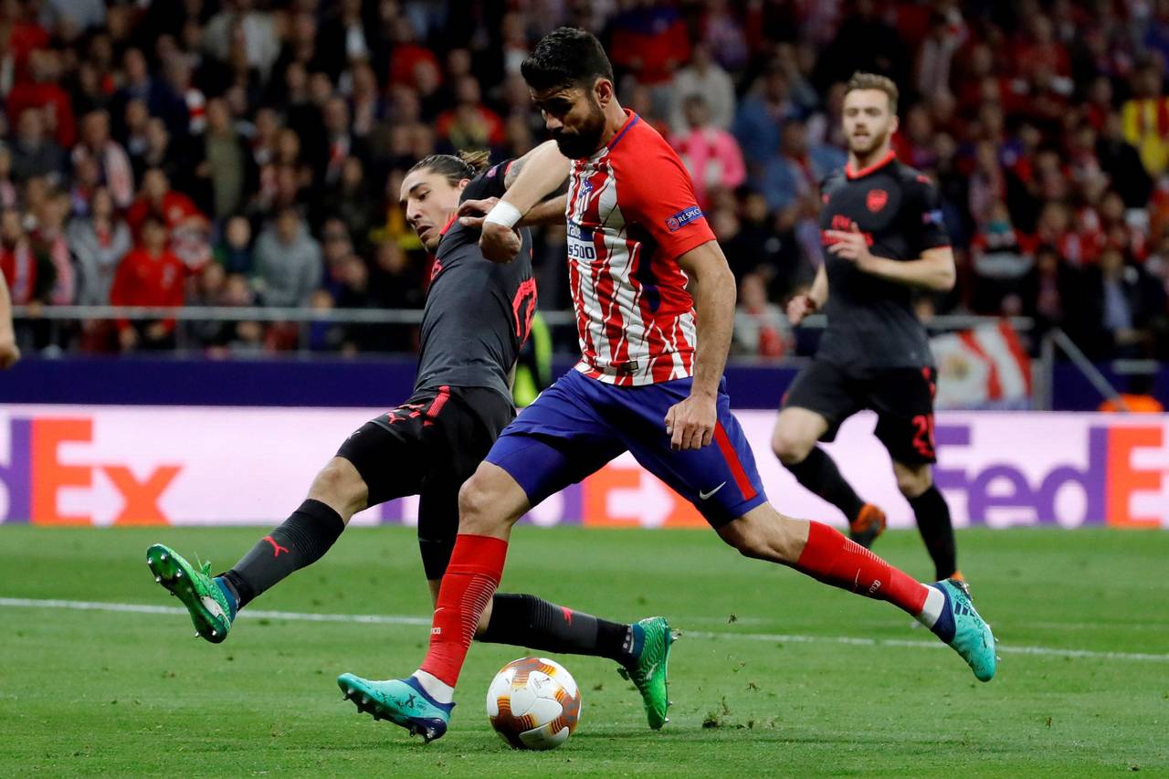 Diego Costa dispara para anotar el único tanto del juego con el que Atlético de Madrid derrotó 1-0 al Arsenal para clasificarse a la final de la Liga Europa. (EFE)