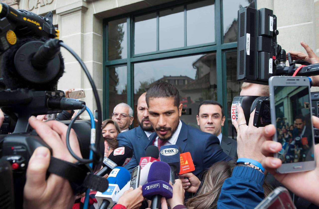 Paolo Guerrero ofrece declaraciones a la prensa, ayer a su salida del Tribunal de Arbitraje Deportivo (TAS). Guerrero, optimista tras su audiencia en el TAS