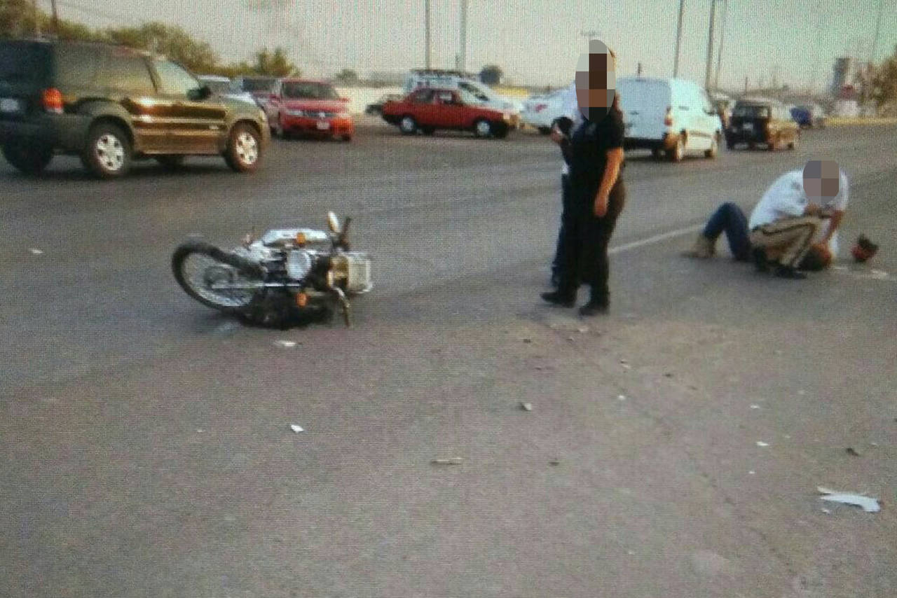 Accidente. Motociclista termina lesionado luego de ser arrollado en el periférico de Lerdo. (EL SIGLO DE TORREÓN)