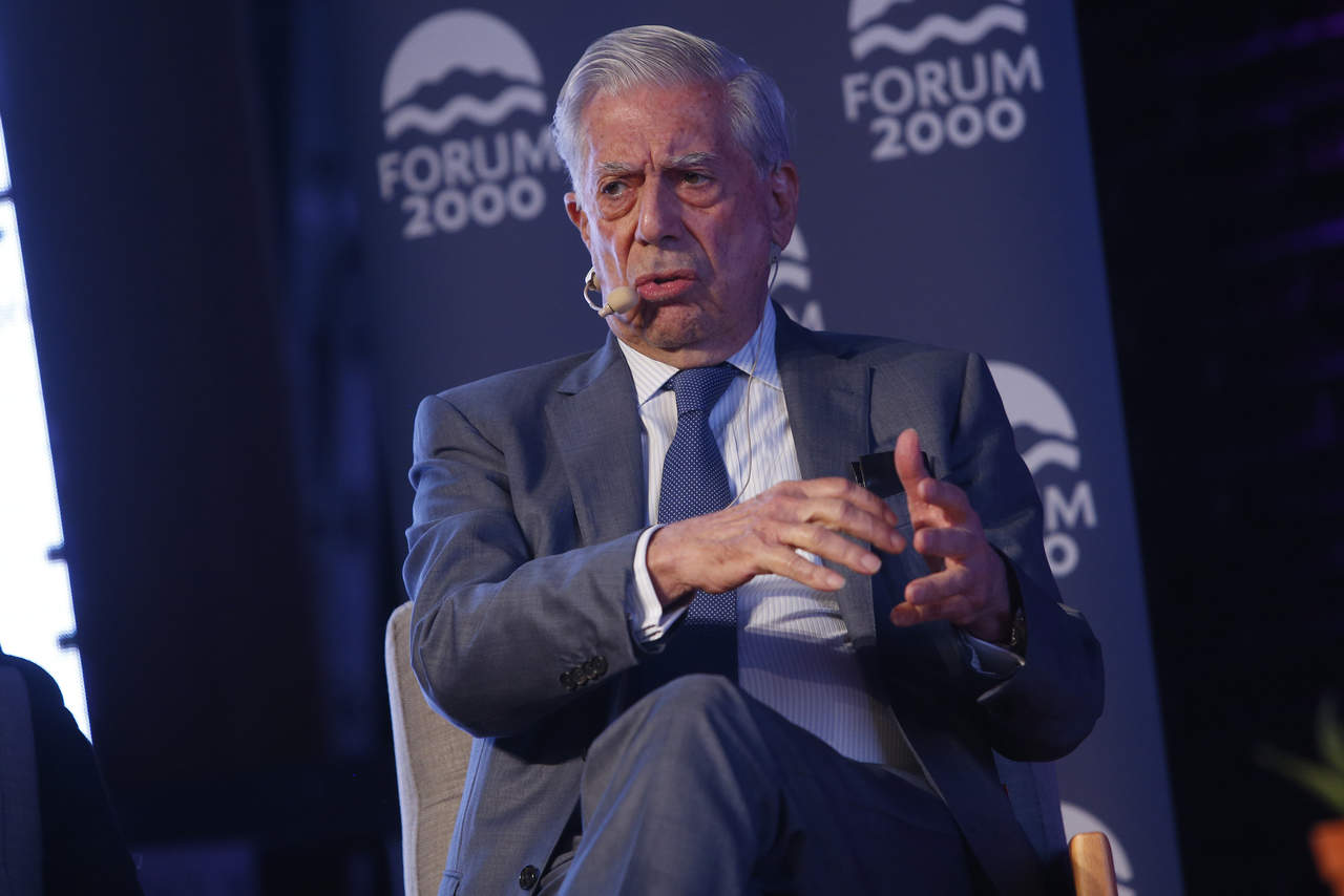 El escritor Mario Vargas Llosa afirmó hoy en Santiago que un eventual triunfo del izquierdista Manuel López Obrador en las próximas elecciones presidenciales de México 'da motivos para estar preocupados'. (EFE)