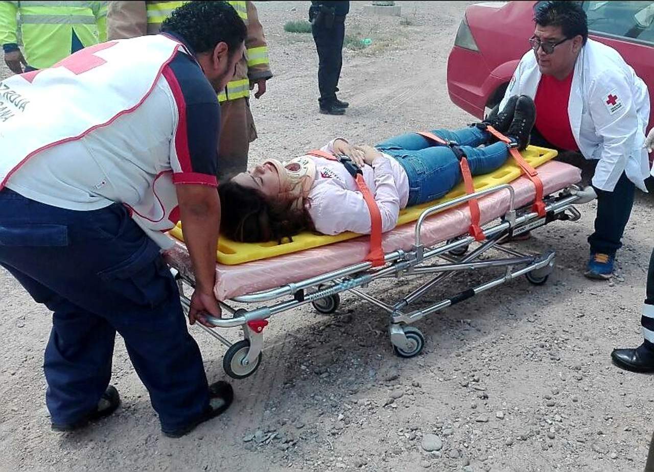 La joven fue entregada a los paramédicos, quedando bajo observación médica debido al choque. (EL SIGLO DE TORREÓN)
