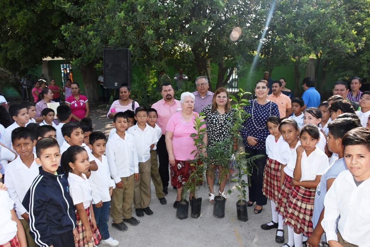 La alcaldesa María Luisa González Achem hizo el arranque oficial del programa de mejora de escuelas en la primaria 05 de Mayo, ubicada en El Huarache. (EL SIGLO DE TORREÓN)