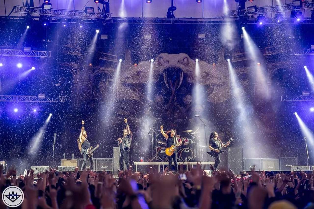 De la Tierra, la banda latinoamericana formada en 2013 por integrantes de agrupaciones como Sepultura, Maná, A.N.I.M.A.L y Puya, iniciaron su actuación al filo de las 17:20 horas, dejando el alma en cada interpretación. (TWITTER)