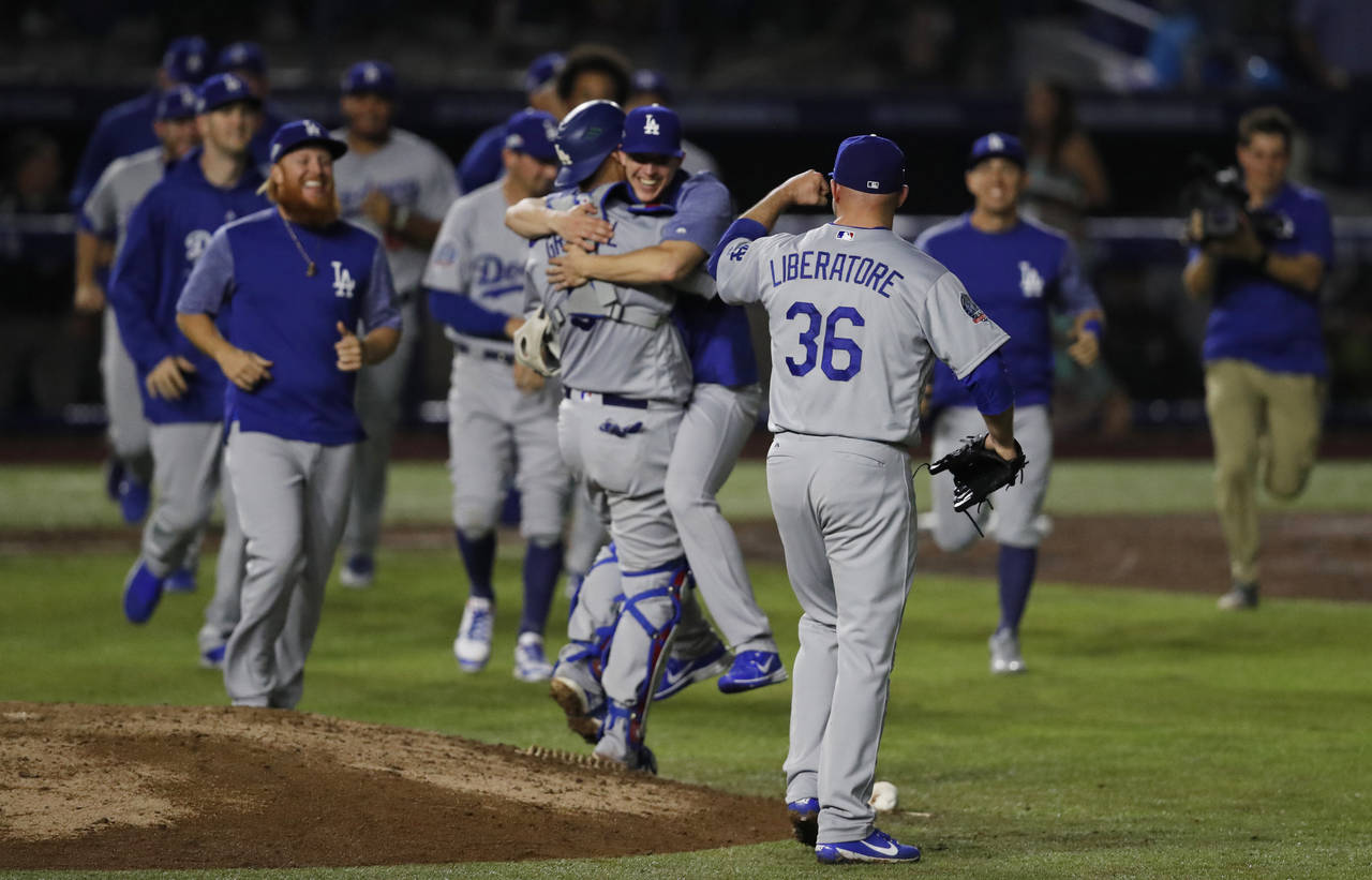 Los jugadores de los Dodgers celebran luego de derrotar 4-0 a Padres de San Diego, con el primer juego sin hit ni carrera combinado en la historia del equipo. (AP)