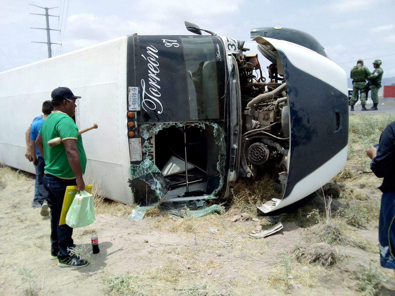 El accidente ocurrió cerca de las 13:15 horas sobre la carretera Gómez Palacio-Durango, a la altura del ejido El Rayo. (EL SIGLO DE TORREÓN)