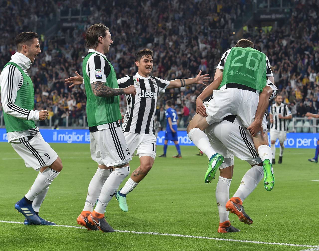 Los jugadores de Juventus celebran el segundo tanto, anotado por Sami Khedira en la victoria 3-1 sobre Bolonia. (AP)