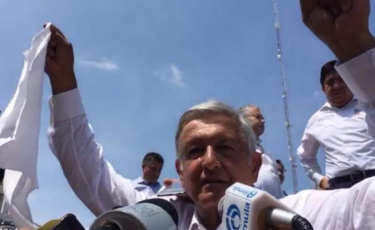 AMLO saca pañuelo blanco de la paz a empresarios. (ESPECIAL) 