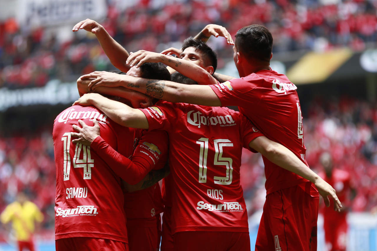 Los jugadores del Toluca celebran el gol de Rubens Sambueza desde un tiro libre. (Jam Media)