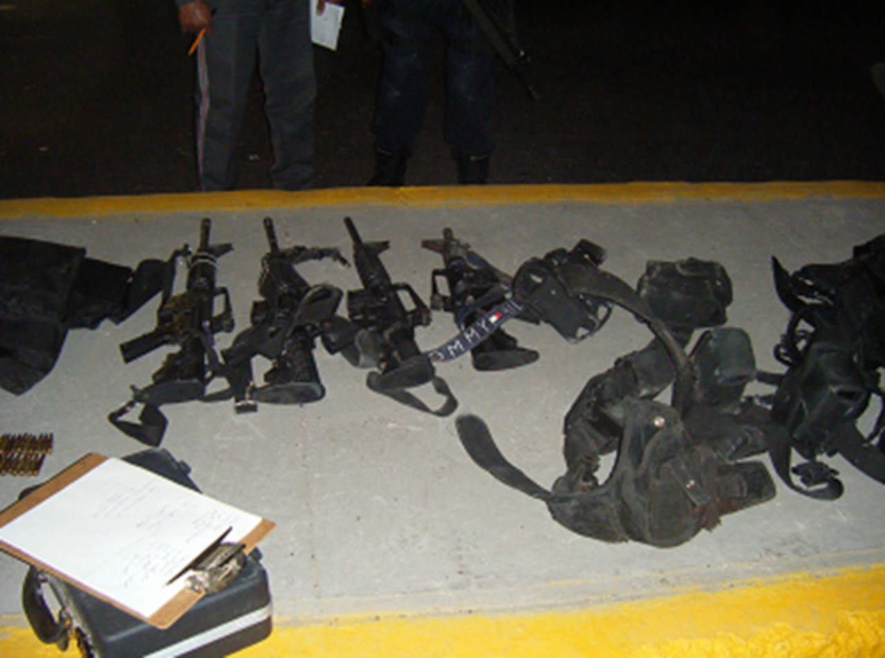 El hoy sentenciado fue detenido y se le aseguró una camioneta con placas de circulación del estado de Coahuila, un arma de fuego tipo AR-15 abastecida con 12 cartuchos calibre .223 y su respectivo cargador.