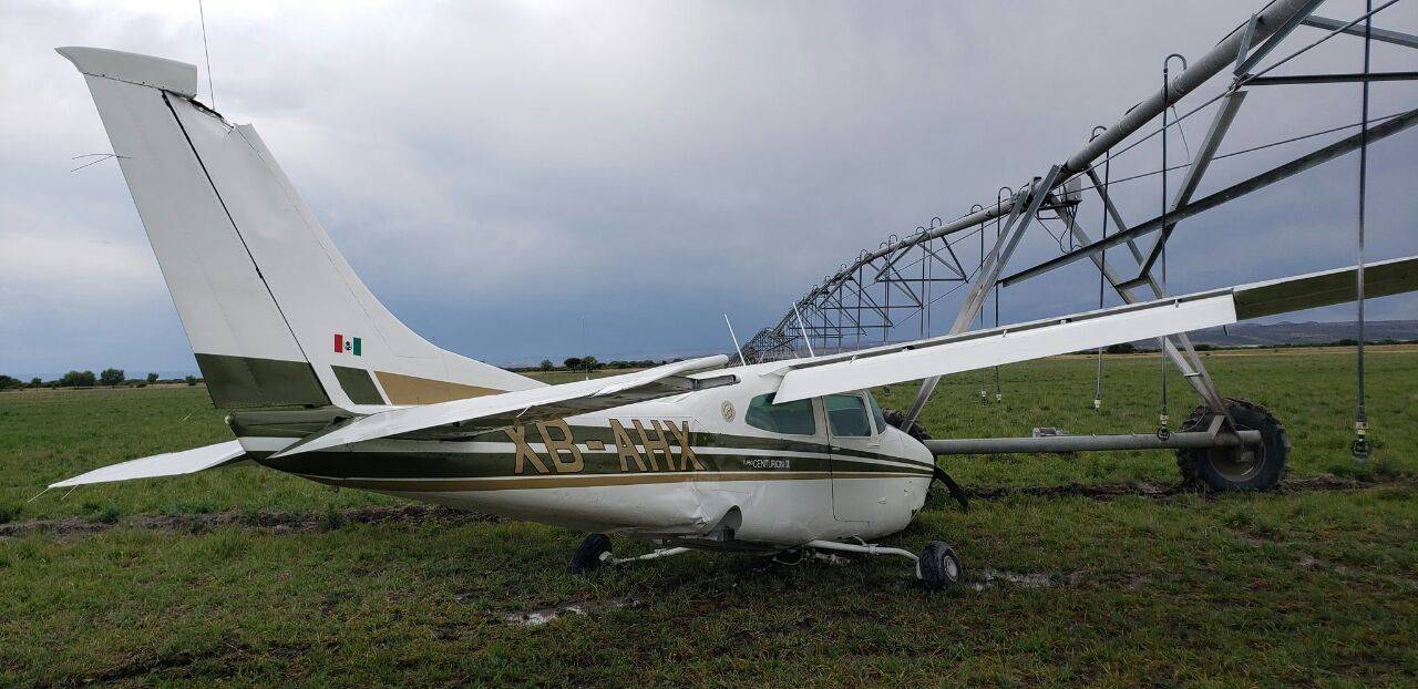 Daños. La avioneta sufrió serios daños en el tren de aterrizaje y en fuselaje luego de descender en el campo agrícola. (EL SIGLO DE TORREÓN)