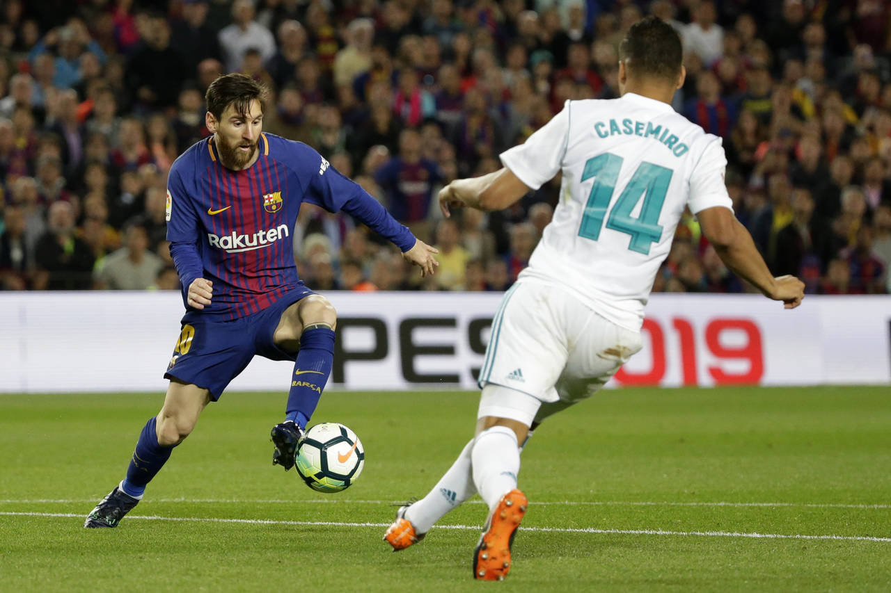 Pese a quedarse con diez jugadores, Barcelona rescató el empate a dos tantos ante Real Madrid. (AP)