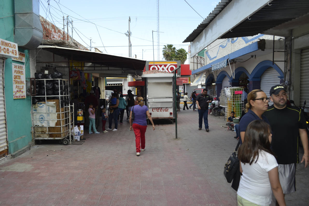 Daños. Las autoridades han acudido al mercado municipal y aseguraron que se tomarán todas las medidas necesarias en la zona. (ARCHIVO) 
