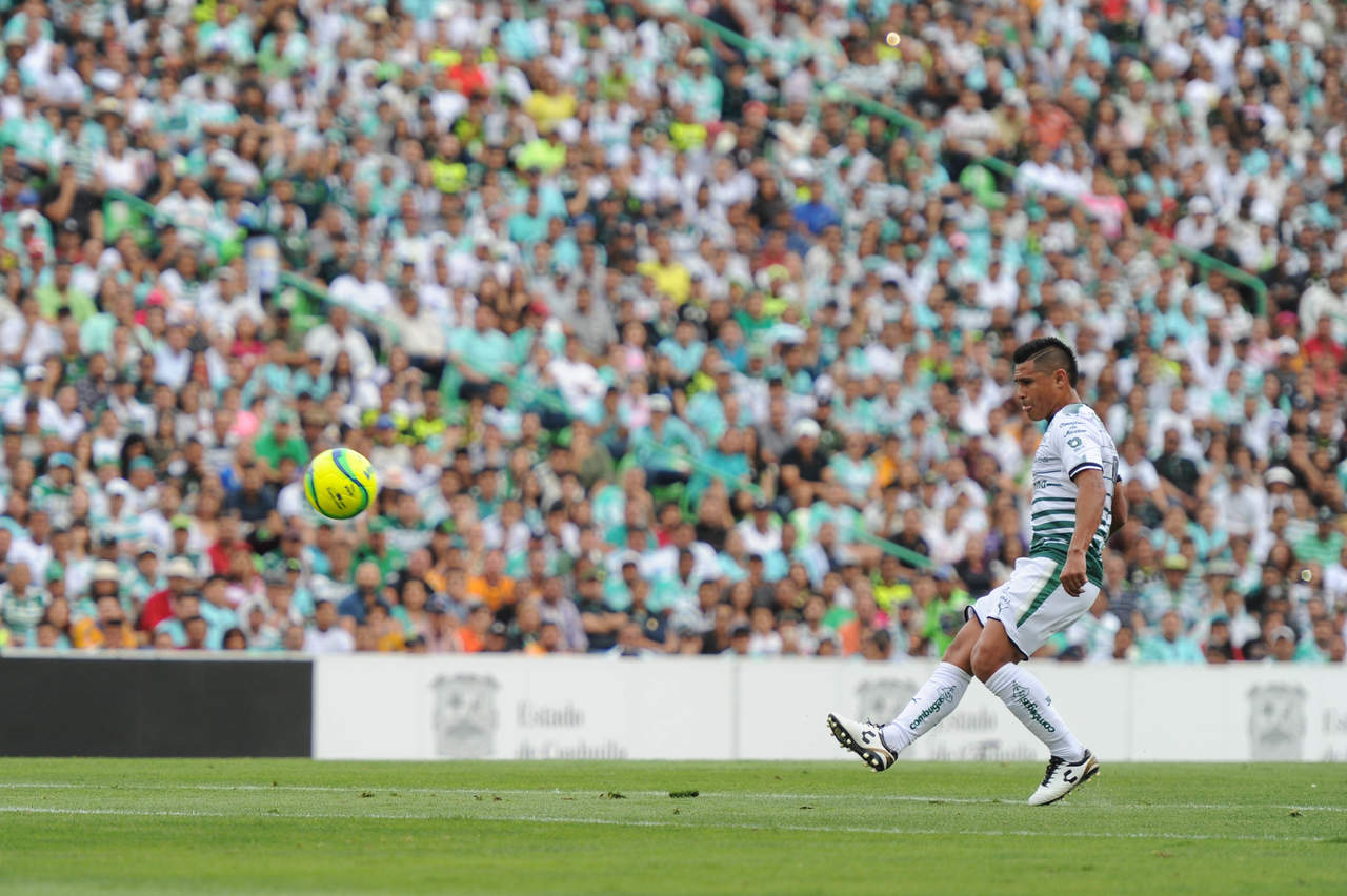 Osvaldo Martínez cobró de gran manera para el primer gol. (Jesús Galindo)