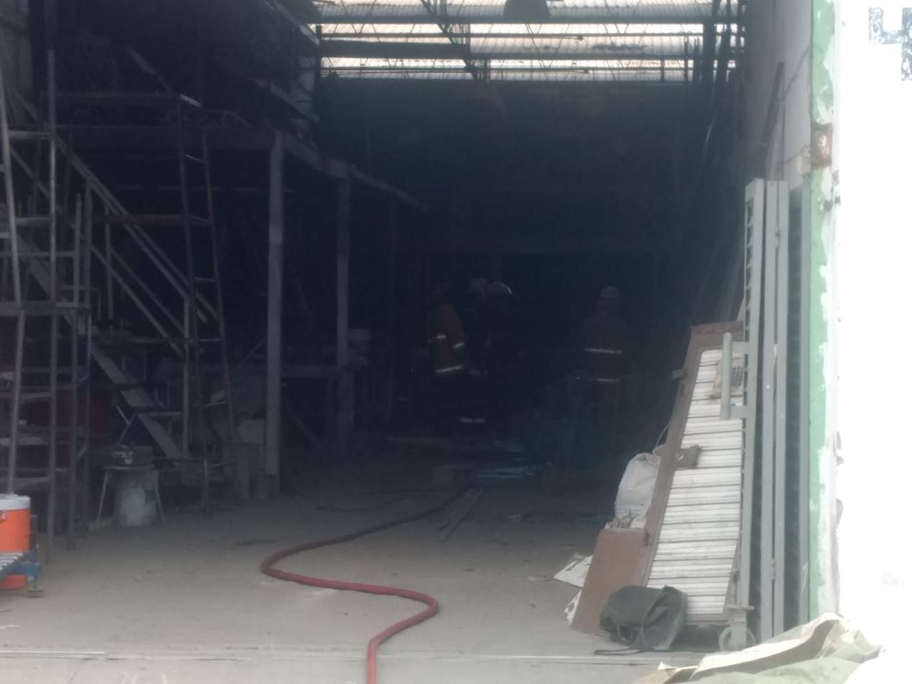 Los trabajadores intentaron sofocar el fuego por sus propios medios pero no lo lograron debido a que los extintores se encontraban en mal estado. (EL SIGLO DE TORREÓN)