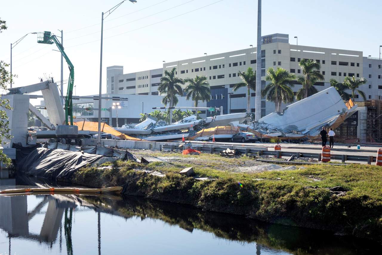 Una armadura clave de soporte de concreto se agrietó de manera importante antes de que la estructura se levantara sobre la calle, según muestran fotografías y un correo electrónico interno publicado, reveló el diario The Miami Herald. (ARCHIVO)